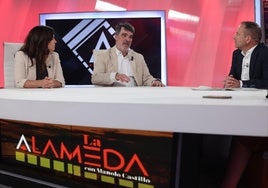 Nuria Triguero, redactora especialista en tecnología, Jesús Amores (Vodafone), y Manolo Castillo, director de SUR.