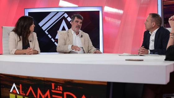 Nuria Triguero, redactora especialista en tecnología, Jesús Amores (Vodafone), y Manolo Castillo, director de SUR.