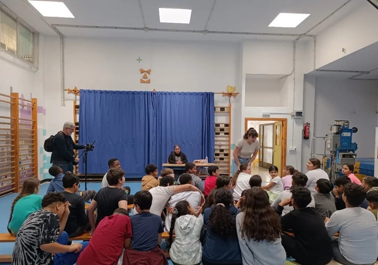 El programa se extiende fuera del estudio con charlas en los colegios del barrio.