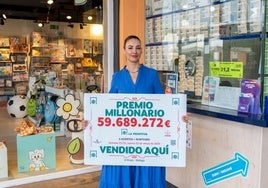 Aurora Castro frente a su administración de lotería, ubicada en el centro comercial Plaza Mayor.