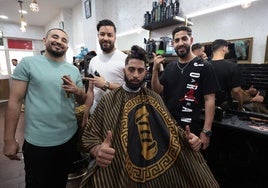 Luis Heredia interrumpe su corte para posar con los empleados de la peluquería de Mounir Chefraou Benamar, en la calle de la Cruz Verde.