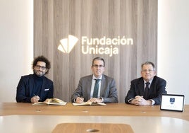 De izquierda a derecha: Paco Ávila, presidente de UTAMED; el director general de la Fundación Unicaja, Sergio Corral; y el rector de UTAMED, Juan de Dios Jiménez.