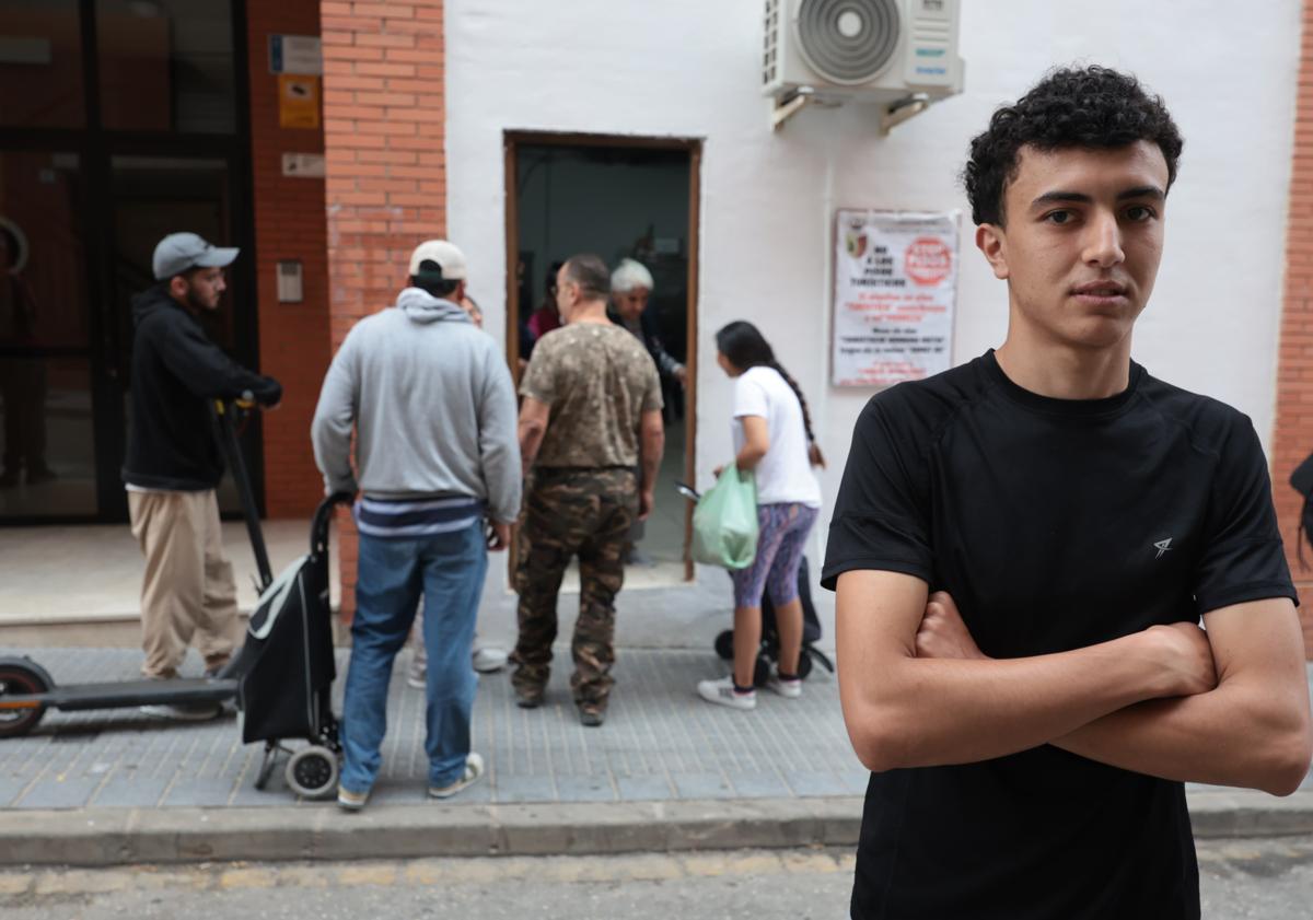 Imagen principal - En la Asociación de Vecinos Lagunillas, donde se reparte comida. En la imagen principal, Yalal Kessidi, voluntario; abajo, a la izquierda, Curro López; a la derecha, sirviendo la merienda.