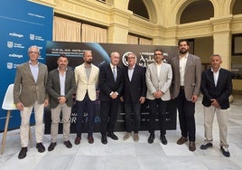 Foto de familia de autoridades y organizadores del evento.
