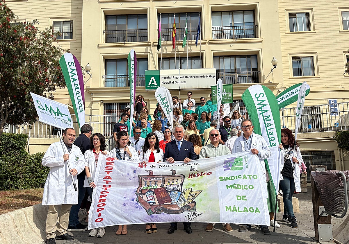 Imagen de la concentración de médicos en la entrada del Hospital Regional Universitario de Málaga.