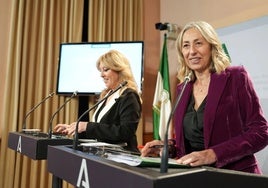 Rocío Hernández, consejera de Salud, y la portavoz de la Junta, Carolina España.