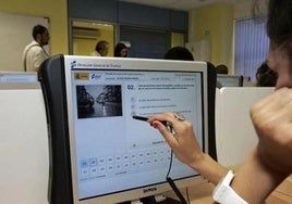 Investigado por hacer el examen teórico de conducir a nombre de otra persona a cambio de 500 euros