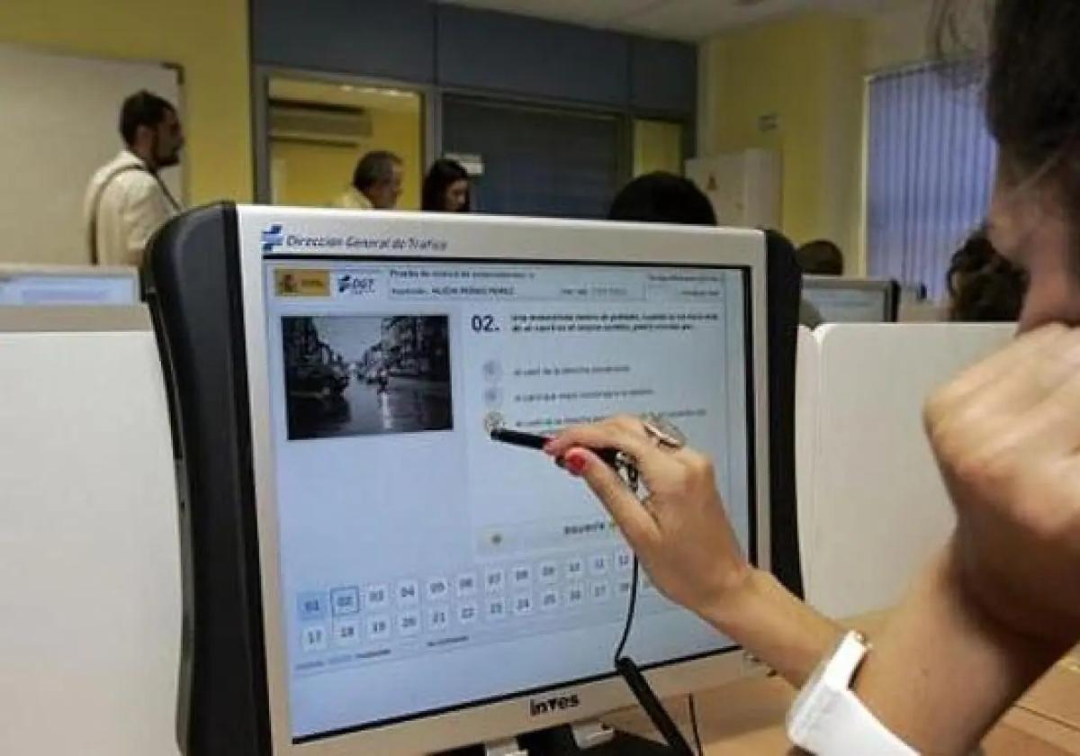 Investigado por hacer el examen teórico de conducir a nombre de otra persona a cambio de 500 euros