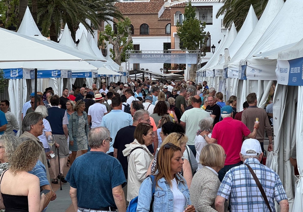 Imagen principal - Tres imágenes de la feria de Sabor a Málaga en el Balcón de Europa.
