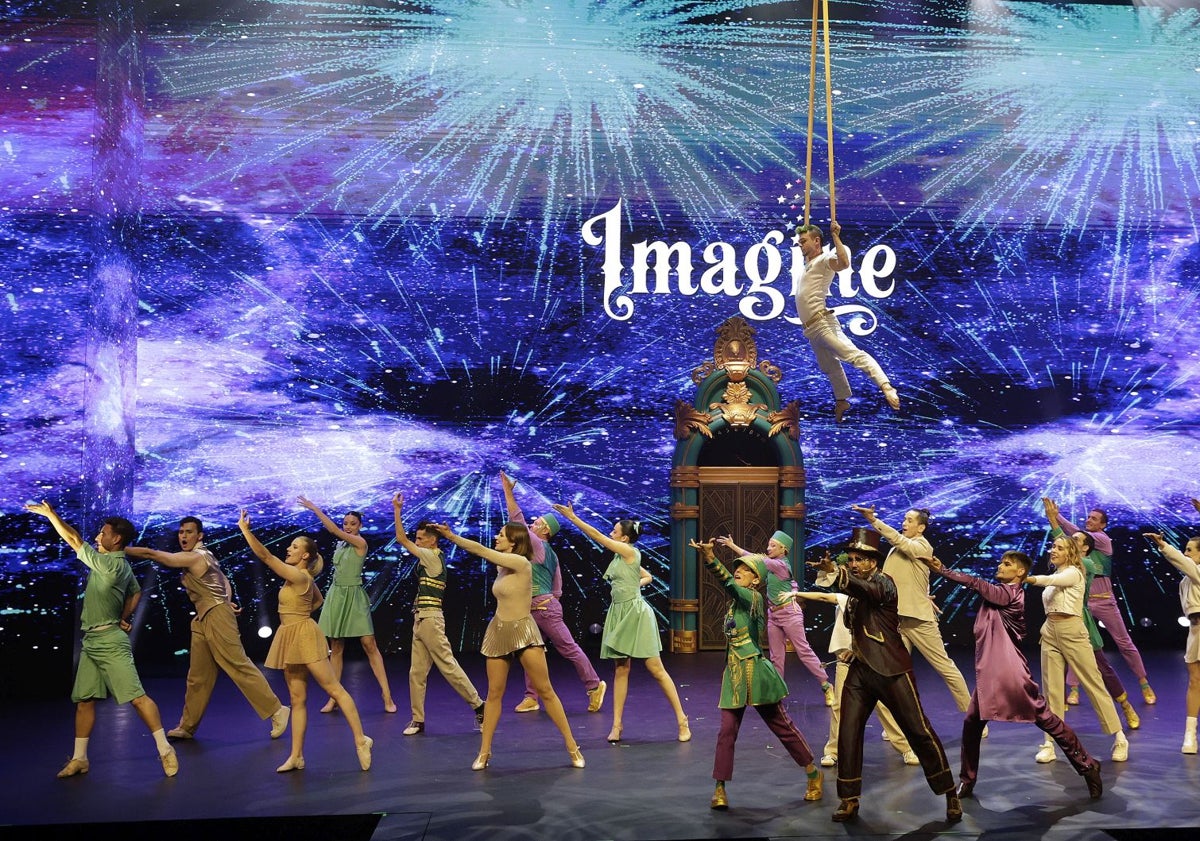 Imagen principal - Algunas imágenes del espectáculo 'Imagine'. 