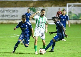El jugador del Antequera Luismi Gutiérrez controla el balón ante el Marbella en la primera vuelta.