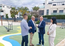 El alcalde y ediles del gobierno bipartito, de PP y GIPMTM, en la inauguración del espacio.