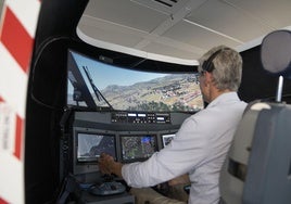 Un piloto hace un vuelo de prueba con un dron para pasajeros, en los primeros ensayos de este tipo para la ruta Málaga-Granada.