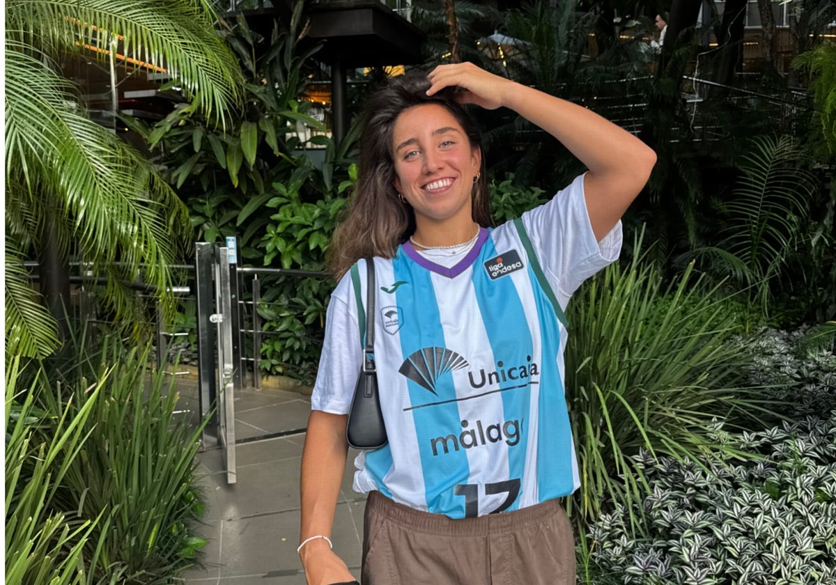 Bea González, posando para SUR desde Paraguay con la camiseta blanquiazul del Unicaja.