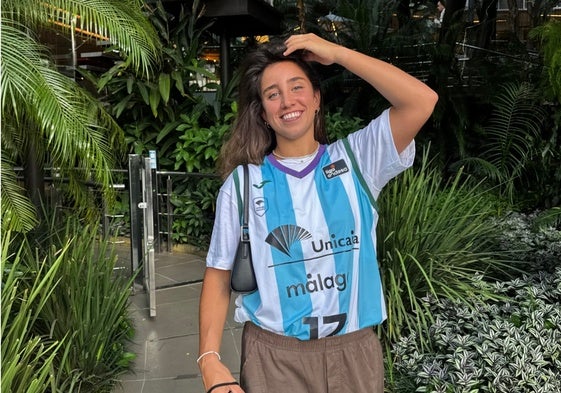 Bea González, posando para SUR desde Paraguay con la camiseta blanquiazul del Unicaja.