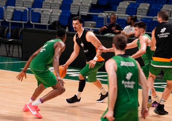La plantilla del Unicaja, en el penúltimo entrenamiento de la semana, el viernes.