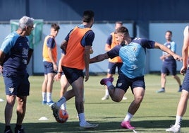 Pellicer observa muy atentamente un 'rondo' con Álex Pastor y Rafa.