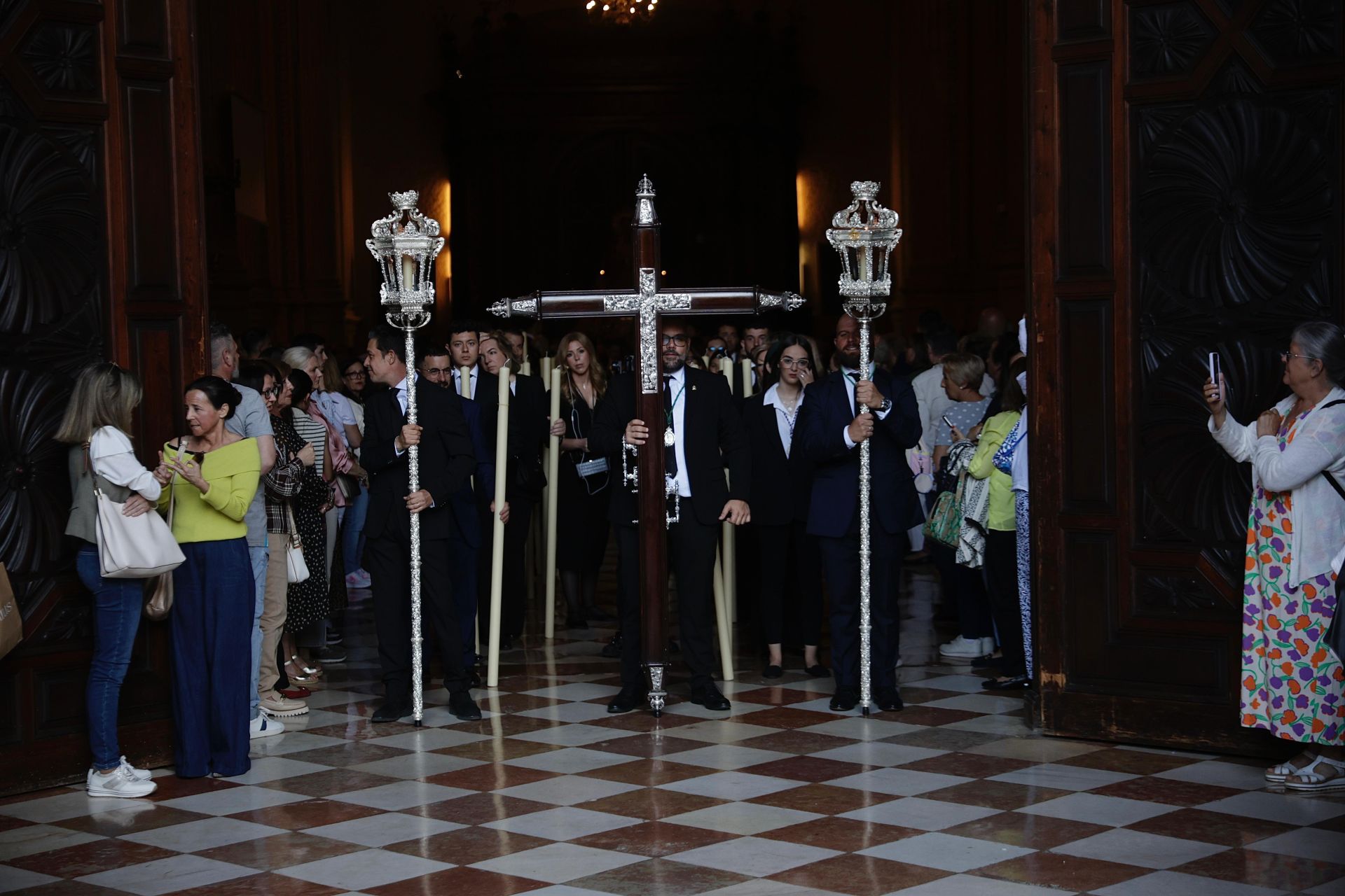 La procesión de la Esperanza de vuelta a su basílica, en imágenes