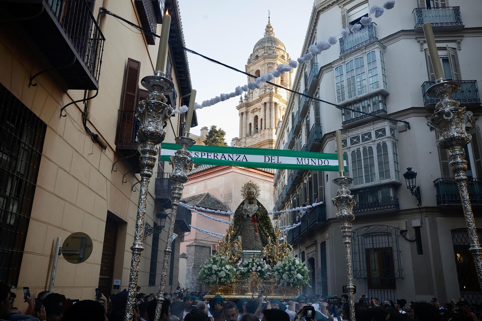 La procesión de la Esperanza de vuelta a su basílica, en imágenes