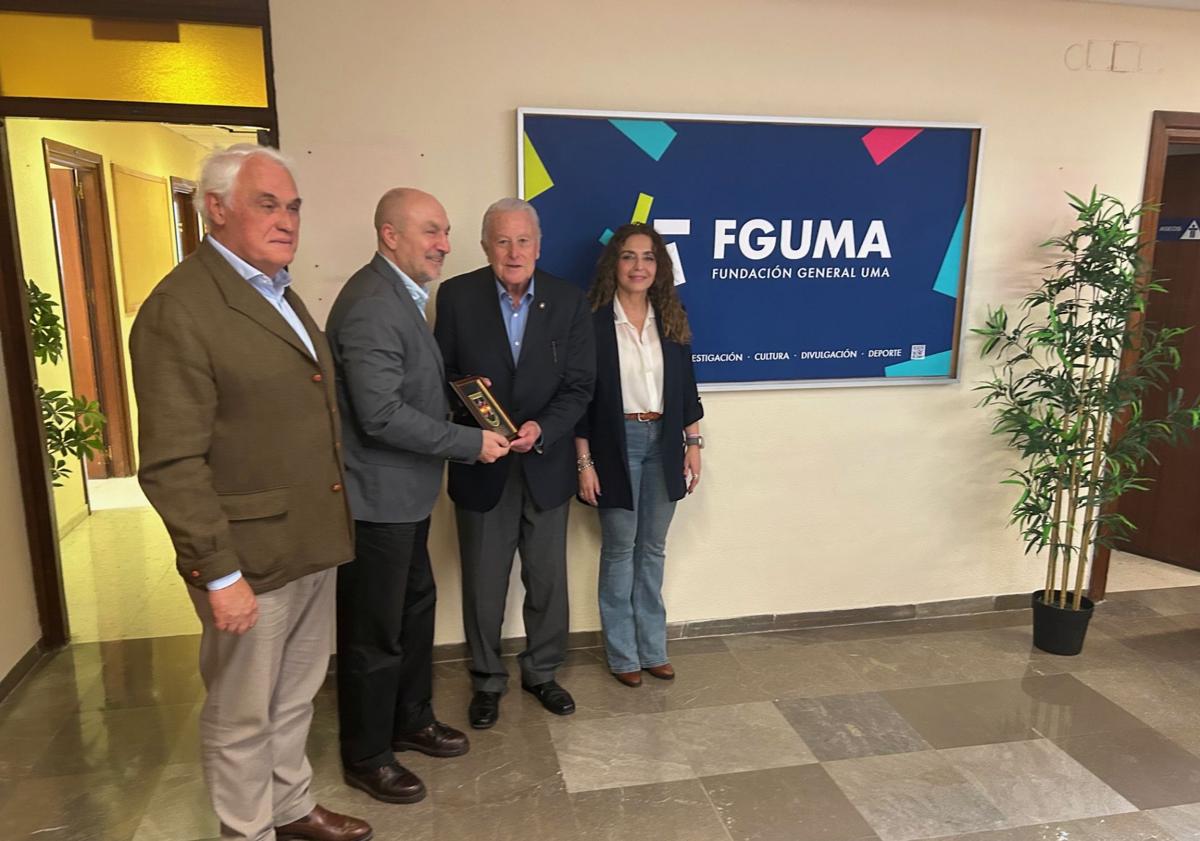 Imagen principal - Mendiola, Luque, Verni y Parrado, en la FGUMA. Santiago interviene enel homenaje de su pueblo. Placa a Evaristo Guerra ensu casa de las Navas