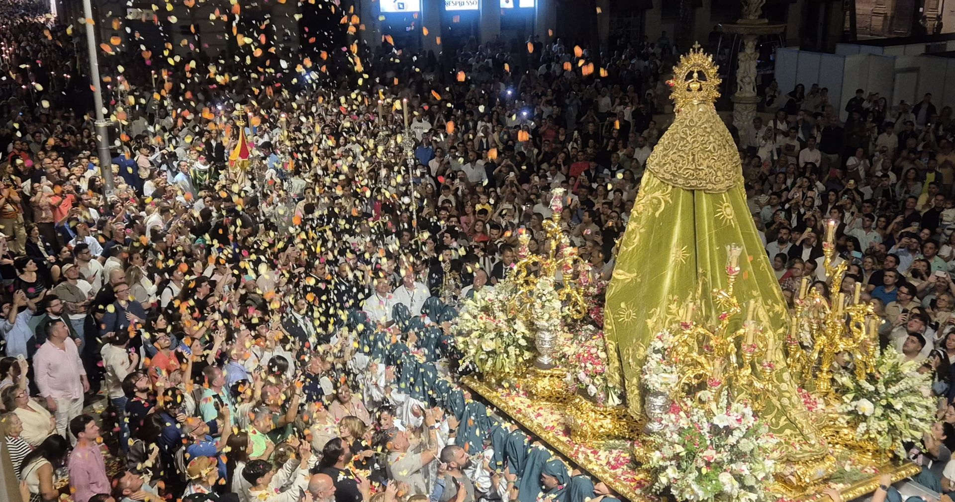 La procesión de la Esperanza de vuelta a su basílica, en imágenes