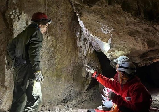 Investigadores analizando las pinturas de la Cueva del Toro.