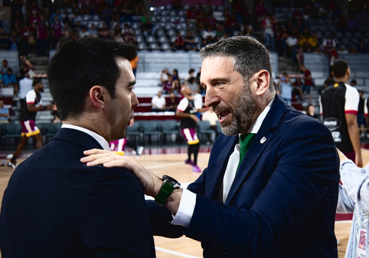 Encuentra e Ibon Navarro charlan amistosamente antes del comienzo del partido.
