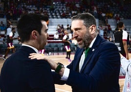 Encuentra e Ibon Navarro charlan amistosamente antes del comienzo del partido.