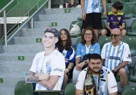 Aficionados del Málaga en Elche, con un relieve de Antoñito.