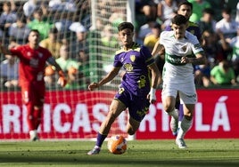 Larrubia conduce el balón durante el partido de este domingo en Elche.