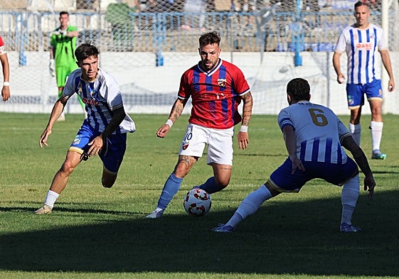 Pato, del Torre del Mar, en el choque de ayer.
