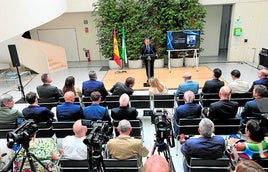 El consejero de Presidencia, Antonio Sanz, detalla las características del nuevo centro de IA en la sede de la Fundación PTS.