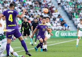 Galilea cede el balón de cabeza a Dani Lorenzo, en el partido frente al Elche.