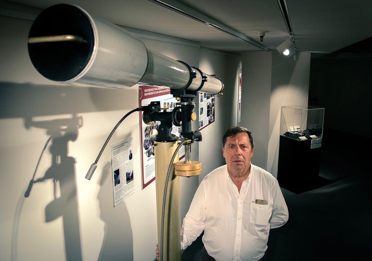 Alberto Castellón en la exposición del 50 aniversario de la SMA, en la sala de exposiciones de El Corte Inglés.