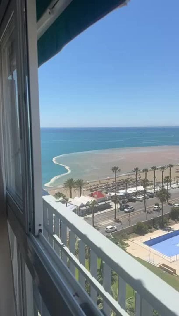 La rotura de una tubería provoca una inmensa mancha en el agua de una playa de Benalmádena