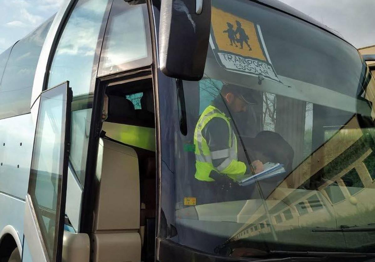 Imagen de archivo de la Guardia Civil realizando un control en un autobús escolar.