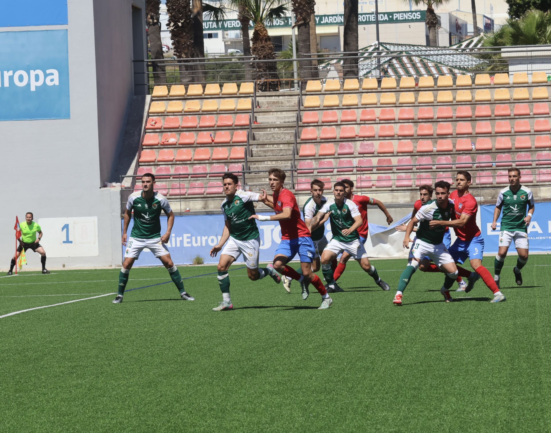 Los últimos minutos del Estepona ante el Cacereño, en imágenes
