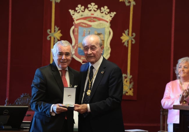 Pedro Navarro y el alcalde sostienen la Medalla de la Ciudad.