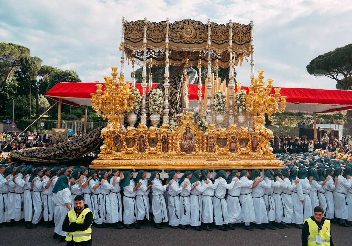 El trono de la Virgen de la Esperanza, a su paso por la tribuna de autoridades.