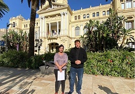 Los dos ediles de Con Málaga, Toni Morillas y Nico Sguiglia, a las puertas del Ayuntamiento en una imagen de archivo.
