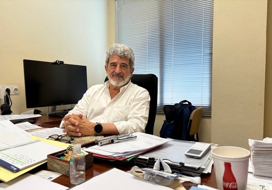 El profesor del área de radiología y medicina física y director técnico del proyecto, Francisco Sendra, en la UMA.