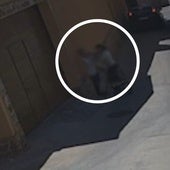 Una cámara de la calle captó el robo con violencia.