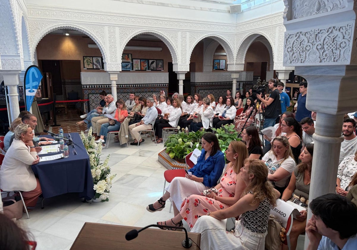 Alumnos en el acto de clausura de los cursos.