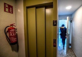 Multan a una comunidad de propietarios por exponer en el portal el acta de una junta con el nombre de un vecino y su deuda