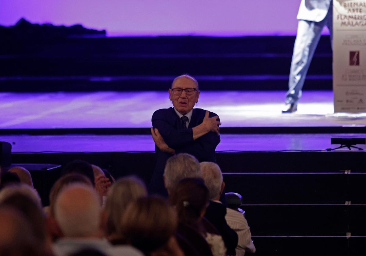 Imagen principal - Arriba, El cantaor Fosforito se llevó una gran ovación. Abajo, a la izquierda, autoridades y premiados, en el arranque de la Bienal. A la derecha, Luisa Palicio, en el estreno de su espectáculo, junto a Pasión Vega.