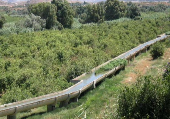Canal de riego en una zona agrícola del Valle del Guadalhorce.