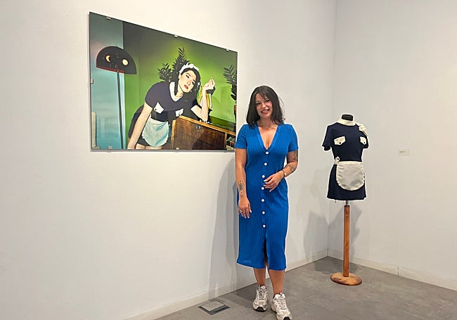 Carmen Ocaña posa con una de las fotografías de la exposición.