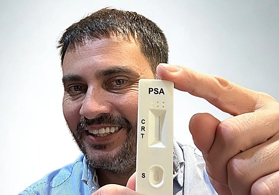 Michel Jorquera, fundador de Testeavida, enseña el test que se va a comercializar en farmacias.