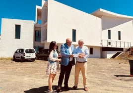 El alcalde veleño, Jesús Lupiáñez, con los ediles Lourdes Piña y Jesús María Claros.