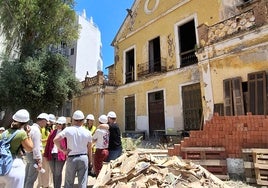 Material acopiado y nuevo, dispuesto para la obra en el patio trasero de la Casa de María Barrabino.